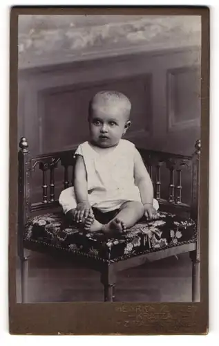 Fotografie Heinrich Klassen, Kratzau, Zittauerstr. 157, Kleines Kind mit grossen Augen in weissem Kleidchen