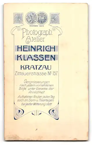 Fotografie Heinrich Klassen, Kratzau, Zittauerstr. 157, Kleines Kind mit grossen Augen in weissem Kleidchen
