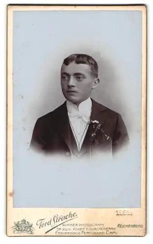 Fotografie Ferd. Stracke, Reichenberg i. B., Schützengasse 22, Junger Herr mit angesteckten Blumen am Anzug