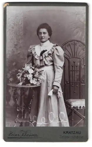 Fotografie Heinrich Klassen, Kratzau, Zittauerstr. Elegant gekleidete junge Dame mit Blumenstrauss