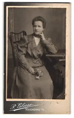 Fotografie Paul Gliese, Reichenau i. S., Dame mit hochgestecktem Haar und Blumen in der Hand
