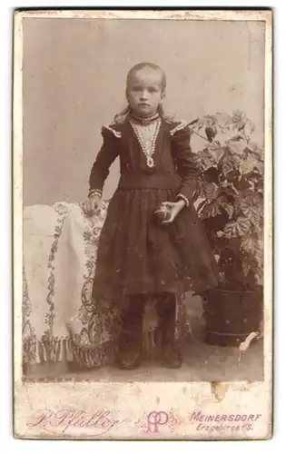 Fotografie P. Pfüller, Meinersdorf i. Erzgebirge, Hellhaariges Mädchen mit Ball in der Hand