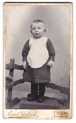 Fotografie Emil Delitsch, Thum i. Erzgebirge, Kleiner Junge mit langem weissem Lätzchen