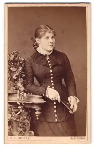 Fotografie F. L. Giffey, Hamburg, Ferdinandstr. 5, Junges Mädchen in figurschmeichelndem Kleid mit Goldknöpfen