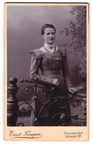 Fotografie Ernst Tremper, Hannover, Cellerstr. 19 a, Lächelnde junge Frau im eleganten Kleid