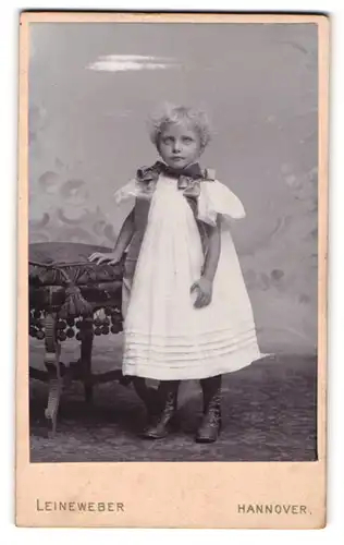 Fotografie Georg Leineweber, Hannover, Georgstr. 30, Niedliches kleines Mädchen mit Schleifen am Kleid