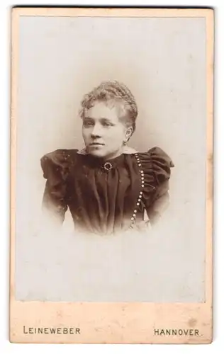 Fotografie Georg Leineweber, Hannover, Georgstr. 30, Dame mit Kurzem Hals in gerüschtem Kleid