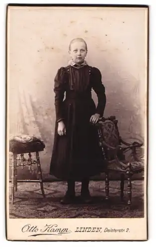 Fotografie Otto Kamm, Linden, Deisterstr. 2, Mädchen in langem schwarzen Kleid mit zurückgestecktem Haar