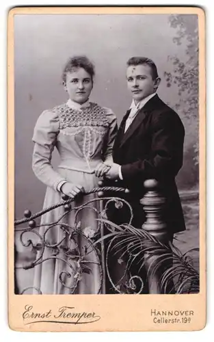 Fotografie Ernst Tremper, Hannover, Cellerstr. 19 a, Elegant gekleidetes, junges Paar