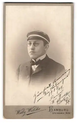 Fotografie Willy Wilcke, Hamburg, Steindamm 54 /56, junger Student im Nadelstreifenanzug mit Zwickerbrille, Couleur