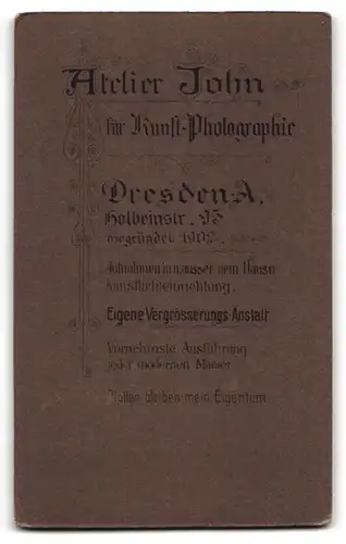 Fotografie Atelier John, Dresden, Holbeinstr. 95, junger Student im Anzug mit Schirmmütze und Fliege