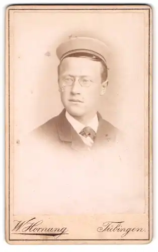 Fotografie W. Hornung, Tübingen, Student im Anzug mit Zwickerbrille und Schirmmütze