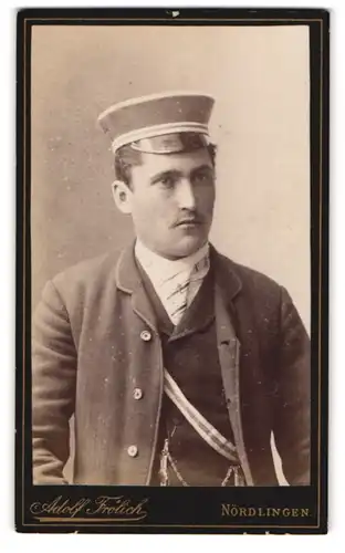 Fotografie Adolf Frölich, Nördlingen, Student im Anzug mit Couleur und Schirmmütze
