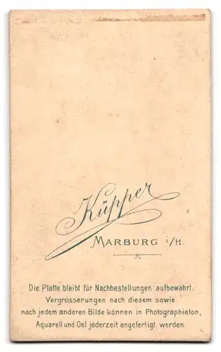 Fotografie Küpper, Marburg i. H., Student im Anzug mit Couleur und Schnauzbart, Schirmmütze