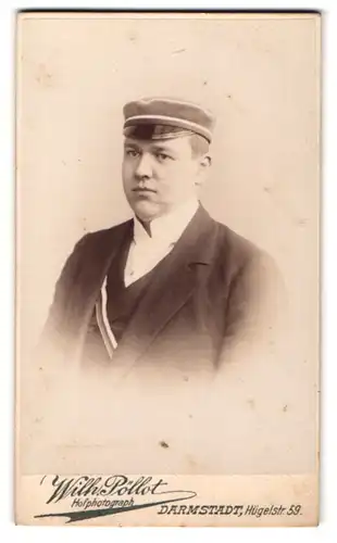 Fotografie Wilh. Pöllot, Darmstadt, Hügelstr. 59, junger Student L. Günther im Anzug mit Couleur und Schirmmütze, 1900