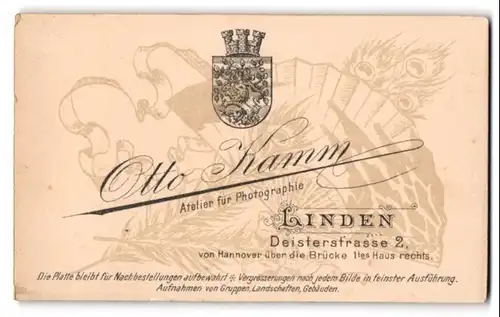 Fotografie Otto Kamm, Linden, Deisterstr. 2, Fächer mit Pfauenfeder, Wappen der Stadt
