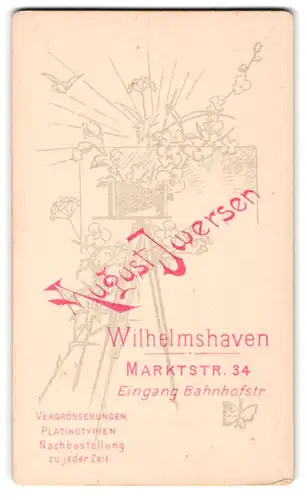Fotografie August Iwersen, Wilhelmshaven, Marktstr. 34, Plattenkamera auf Dreibein mit Blumen