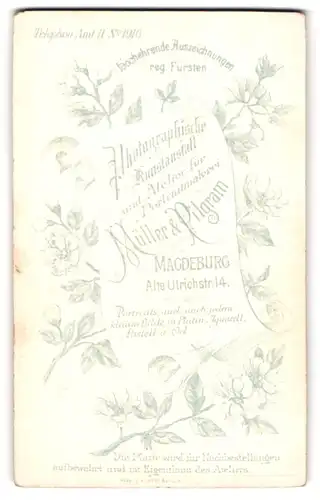 Fotografie Müller & Pilgram, Magdeburg, Alte Ulrichstr. 14, Papyros mit Schriftzug des Fotografen von Blumen umgeben