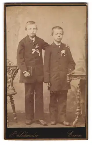 Fotografie P. Schneider, Essen, zwei junge Knaben in Anzügen mit Schleife zur Erst-Kommunion