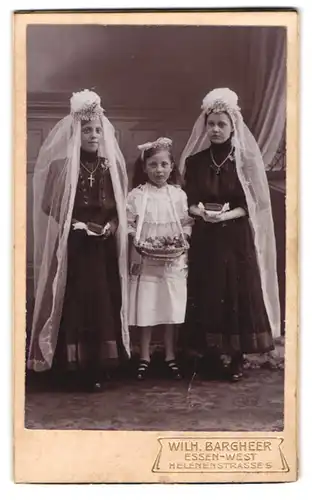 Fotografie Wilh. Bargheer, Essen, junge Mädchen zur Kommunion in Kleidern mit Schleier und Bibel in der Hand