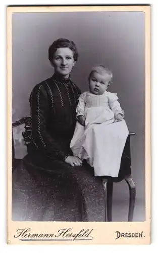 Fotografie Hermann Herzfeld, Dresden, stolze Mutter präsentiert ihr Kind im weissen Kleidchen, Mutterglück