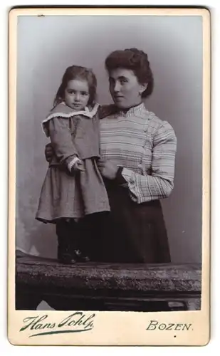 Fotografie Hans Pohl, Bozen, Mutter mit ihren Tochter im Atelier, Mutterglück