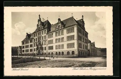 AK Schwäb.-Gmünd, Real-Schule und Realgymnasium mit Strassenpartie