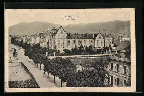AK Offenburg i. B., Strassenpartie mit Kasernen
