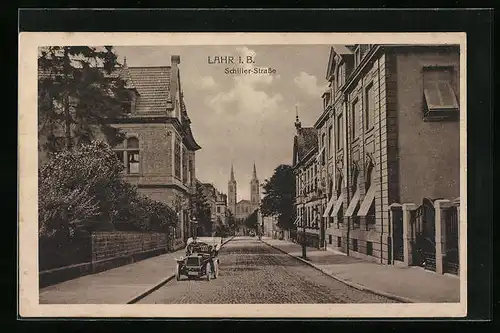 AK Lahr i. B., Schillerstrasse mit Automobil und Blick auf Kirche