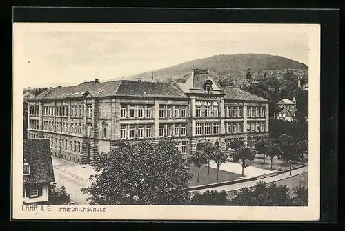 AK Lahr i. B., Friedrichschule mit Strasse aus der Vogelschau