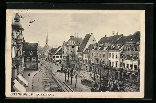 AK Offenburg i. B., Rathausplatz mit Blick auf Kirche