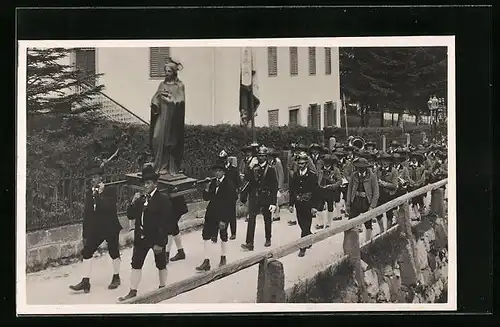 AK Ortisei, Prozession mit Männern in Tracht