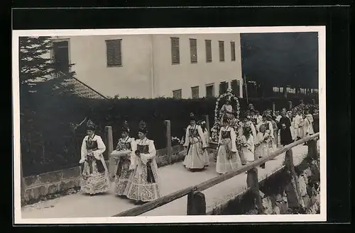 AK Ortisei, Prozession mit Frauen in Tracht