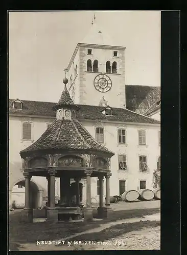 AK Neustift b. Brixen, Ortspartie mit Brunnen