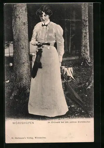 AK Wörishofen, Frau im Eichwald bei den zahmen Eichkätzchen