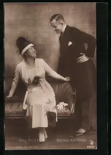AK Schauspieler Bruno Kastner und Ida Wüst lächeln sich gegenseitig an