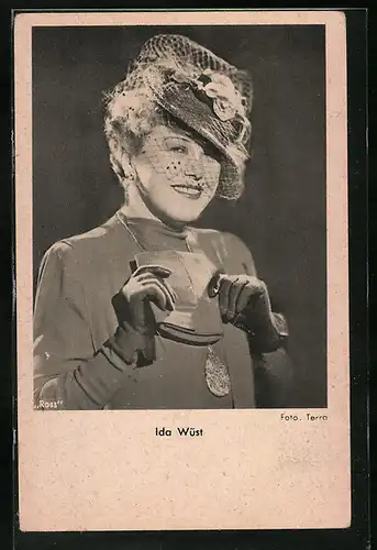 AK Schauspielerin Ida Wüst lächelt charmant unter ihrem Hut