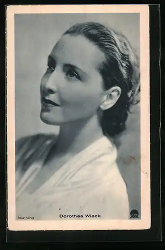 AK Schauspielerin Dorothea Wieck mit halbnassen Haaren in einem weissen Umhang