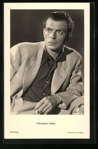 AK Schauspieler Herbert Wilk entspannt sich mit einer Zigarette