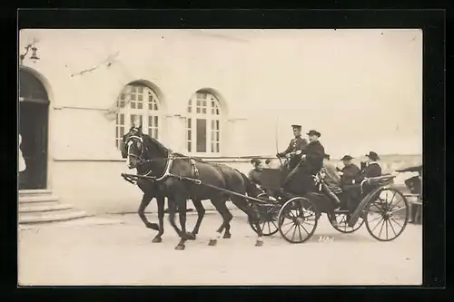 Foto-AK Soldat auf dem Bock einer Pferdekutsche fährt geistliche Würdenträger