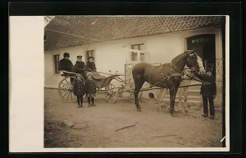 Foto-AK Soldat und Zivilisten in Pferdekutsche vor einem Haus