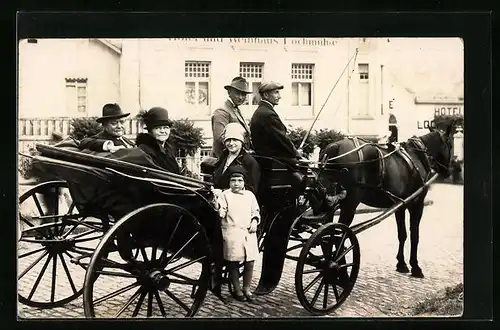 Foto-AK Familie in einer Pferdekutsche