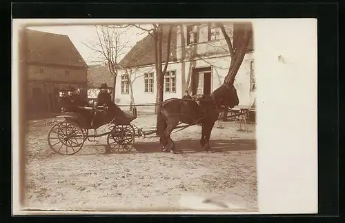 Foto-AK Zwei Herren als Passagiere einer Pferdekutsche auf einem Gut