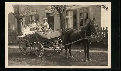 Foto-AK Familie im Einspänner vor einem Haus