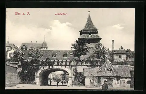 AK Ulm a. D., Zundeltor mit Passanten