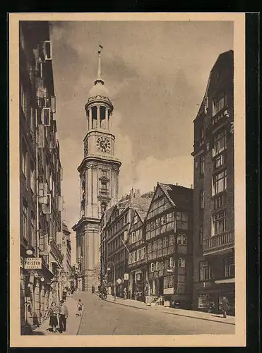 AK Hamburg-Neustadt, Strassenpartie mit Blick auf Michaeliskirche