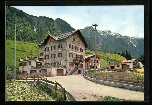 AK Martell, Gasthof Pension Martellerhof, Strassenpartie mit dem Hotel