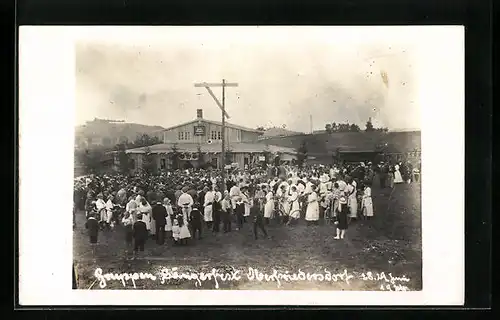 Foto-AK Oberfriedersdorf, Sängerfest 1924, Herbeiströmende Menschenmassen