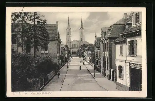 AK Lahr i. B., Strassenpartie der Schillerstrasse mit Kirche im Hintergrund