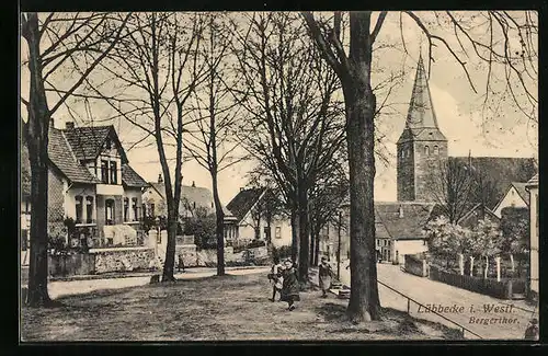 AK Lübbecke i. W., Strassenpartie mit Kindern und Kirche